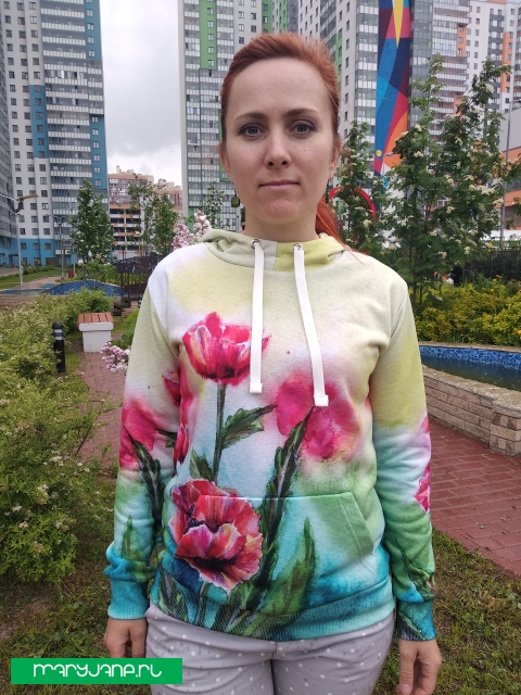 фото футболки Маки на зеленом фоне