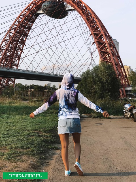 фото футболки Гармония движения в синем и фиолетовом