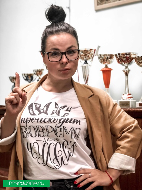 фото футболки Вдохновляющая каллиграфия «ВСЁ происходит ВОВРЕМЯ»