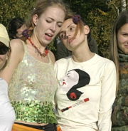 Мужчина с крыльями бегущий вперед с текстом heaven can wait®  - фотографии футболок
