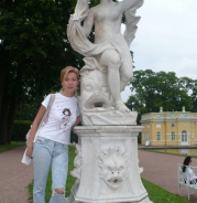 Два красных оленя возле клена над ветвями дерева  - фотографии футболок