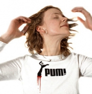 Смелая пума с кровавым пятном и словом PUM! черный красный  - фотографии футболок