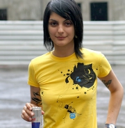 Белый цветок на жёлтом фоне с надписью mate happYM  - фотографии футболок