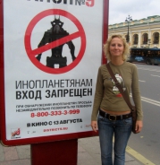 Четыре красочные птицы в тесном окружении близко друг к другу  - фотографии футболок